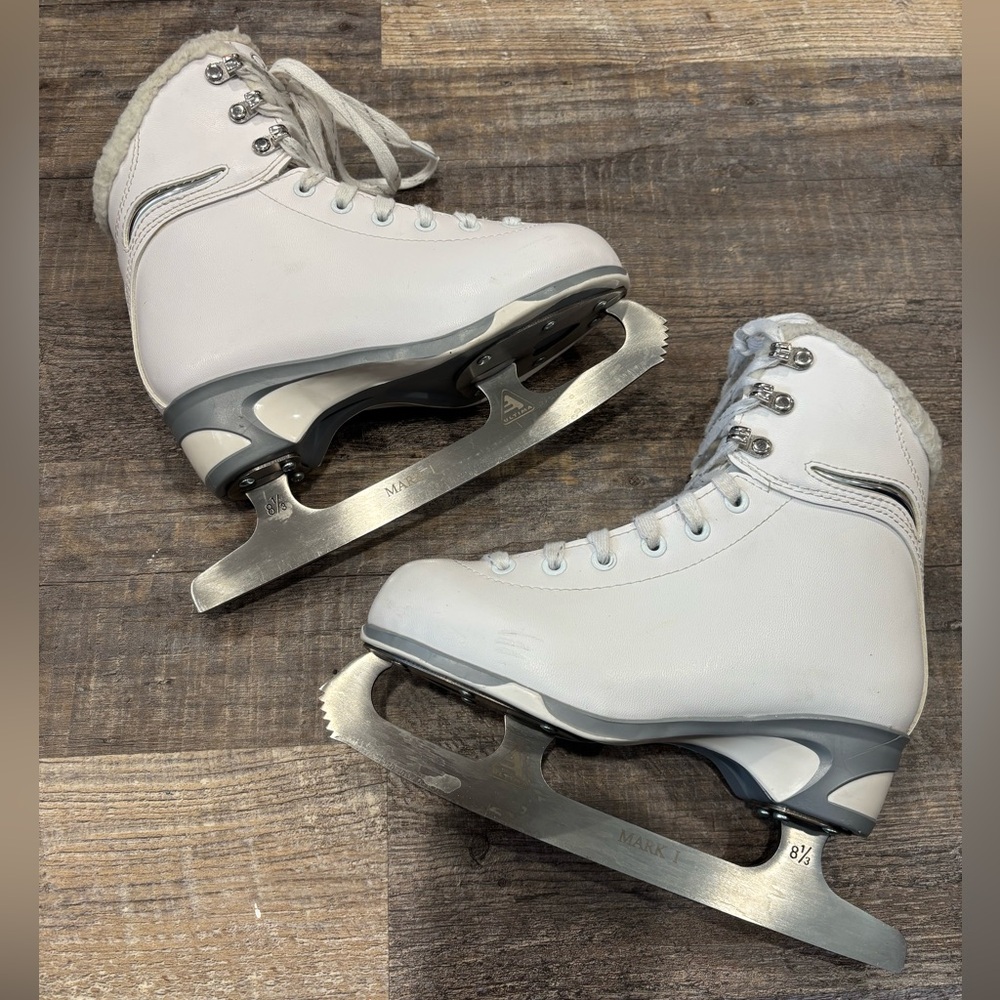 Jackson Ultima SoftSkate figure skates Girls Size 3